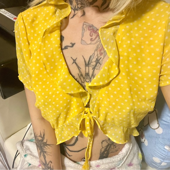 Super cute polka dot tie front crop top with ruffle detail - Picture 6 of 10